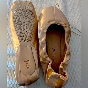 Capezio pointe shoes, Ava size 9M, strong shank, new!